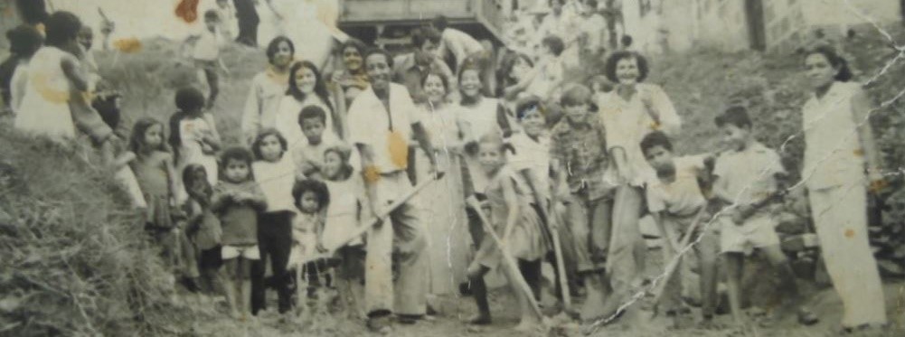 Foto en blanco y negro de un grupo de personas de pie

Descripción generada automáticamente con confianza media