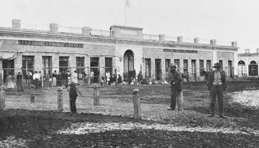 Foto en blanco y negro de un edificio

Descripción generada automáticamente