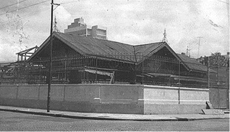 Imagen en blanco y negro de un edificio

Descripción generada automáticamente