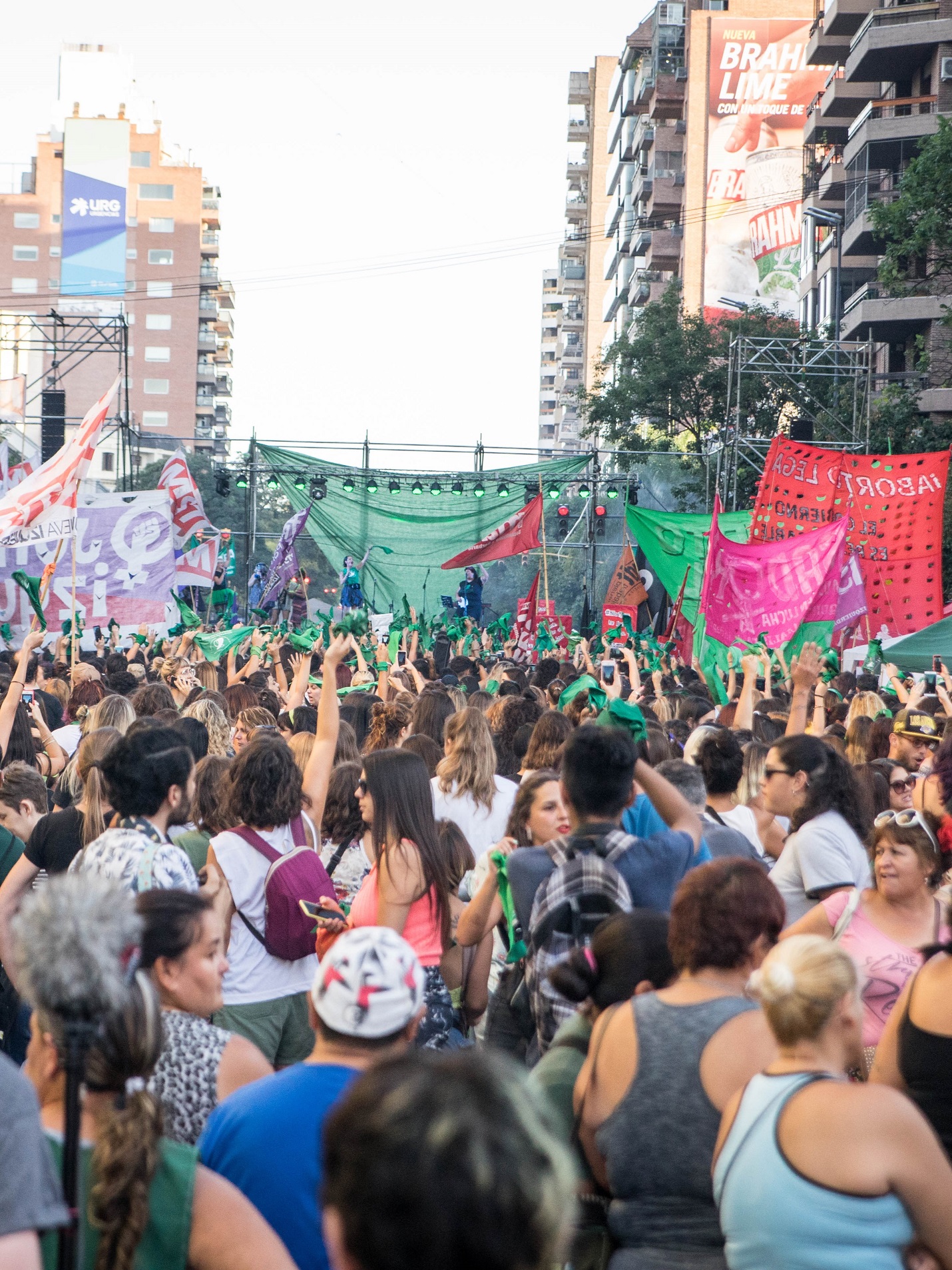 Autor de la fotografía utilizada: José Manuel Morán Faundes. Registrada en la Av. Hipólito Yrigoyen de la ciudad de Córdoba, en junio de 2018, durante la vigilia organizada por el debate en el Congreso de la Nación del proyecto de ley de Interrupción Voluntaria del Embarazo.