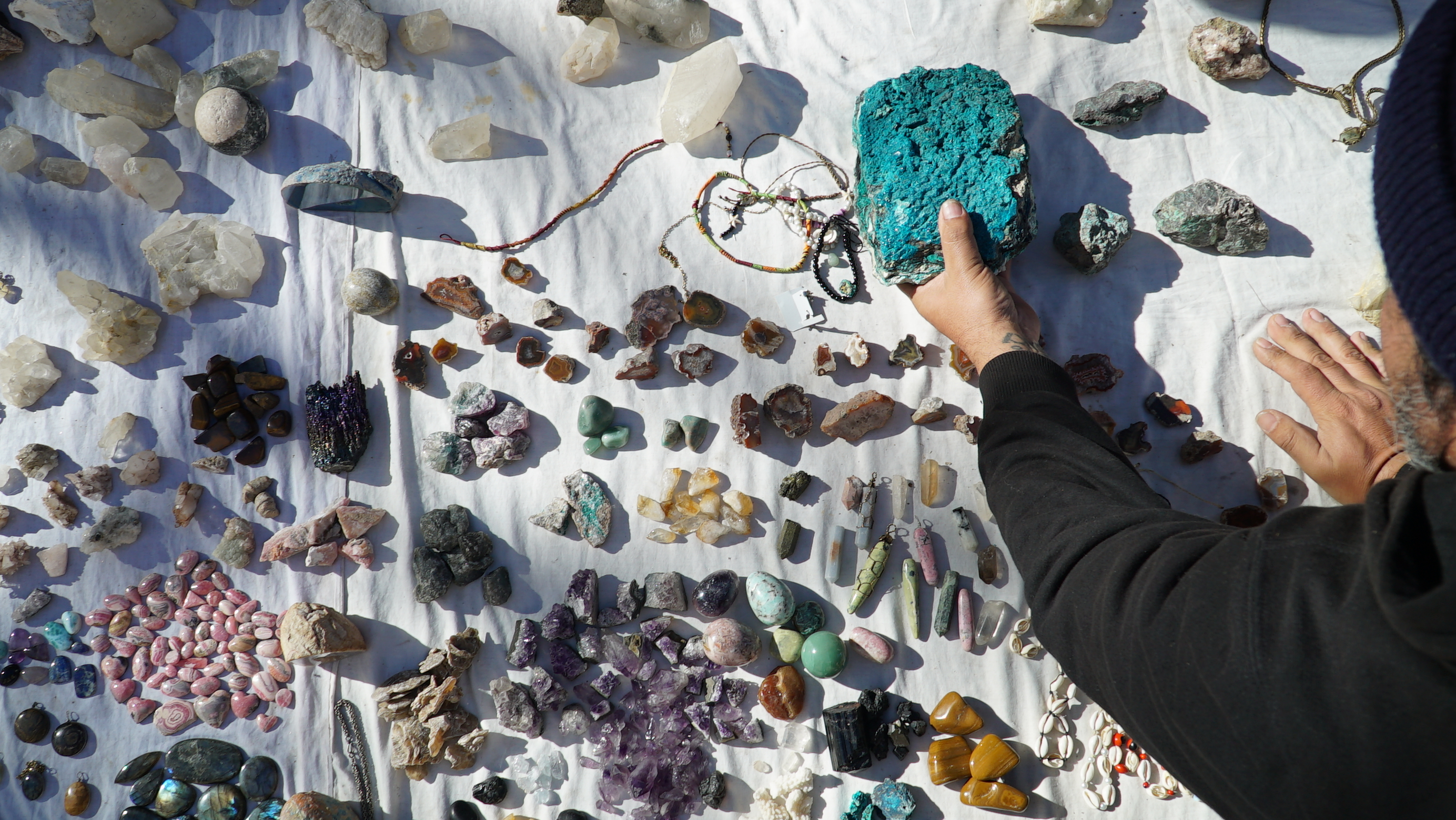 Artesanías en macramé, alambres y piedras. Jenifer Caicedo Lerma y Franco Iñiguez 