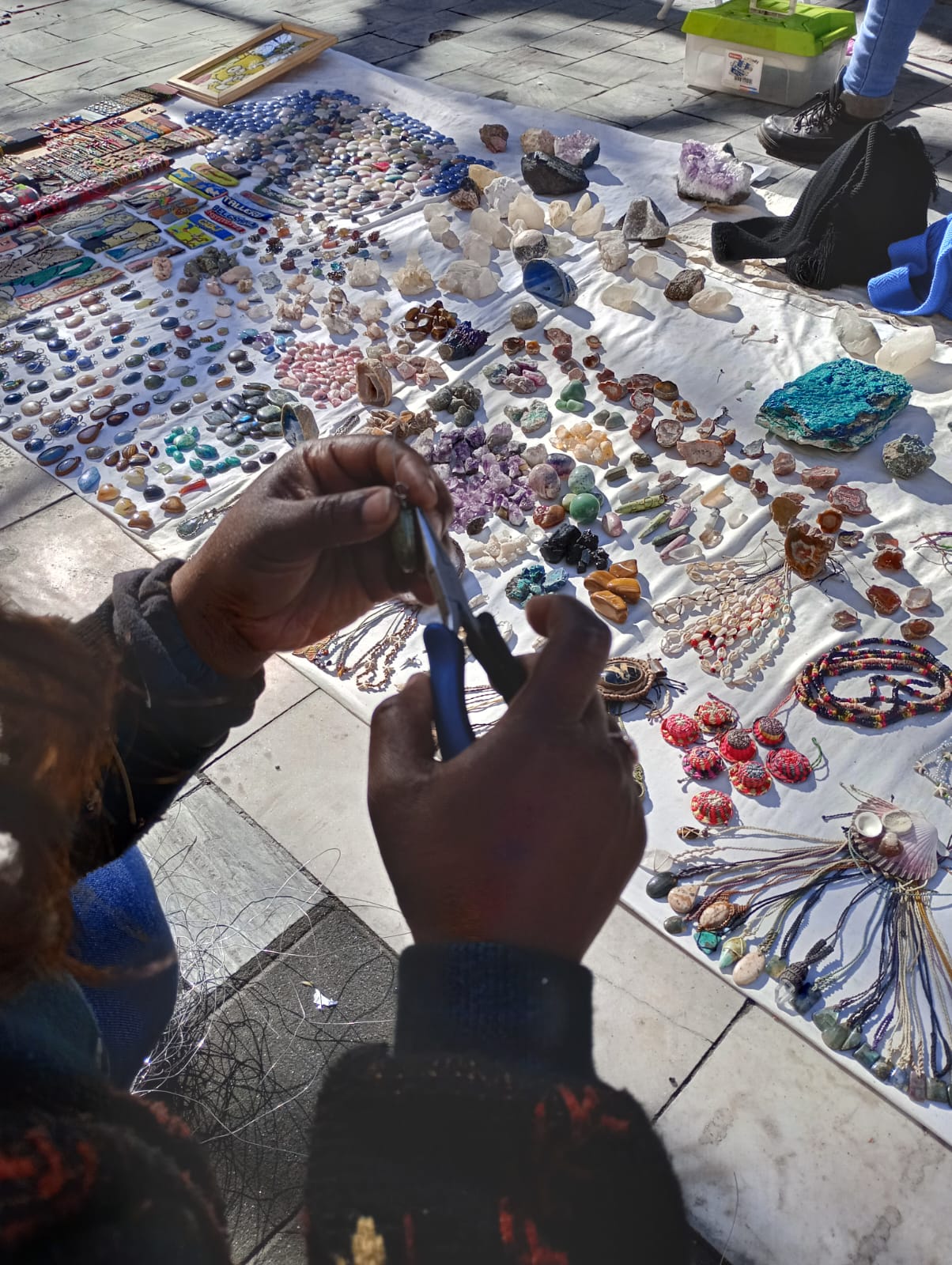 Artesanías en macramé, alambres y piedras. Jenifer Caicedo Lerma y Franco Iñiguez