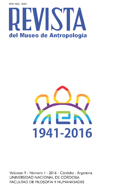 Portada del Volumen 9, Número 1, correspondiente al año 2016 de la Revista del Museo de Antropología. Sobre un fondo balnco se destaca el nombre de la revista. En el centro de la página  se ubica el logo del Museo de Antropología realizada en base a una simplificación de su contorno mediante lineas de distintos colores y que contiene la leyenda 1941-2016 en honor a los 75 años de la creación de la institución.