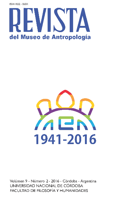 Portada del Volumen 9, Número 2, correspondiente al año 2016 de la Revista del Museo de Antropología. Sobre un fondo balnco se destaca el nombre de la revista. En el centro de la página  se ubica el logo del Museo de Antropología realizada en base a una simplificación de su contorno mediante lineas de distintos colores y que contiene la leyenda 1941-2016 en honor a los 75 años de la creación de la institución.