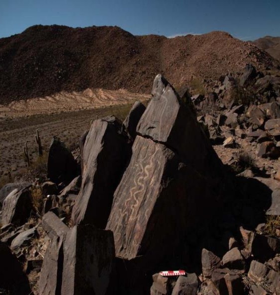 Tastil. Corral Negro. Roquedal grabado en la cumbre del cerro.