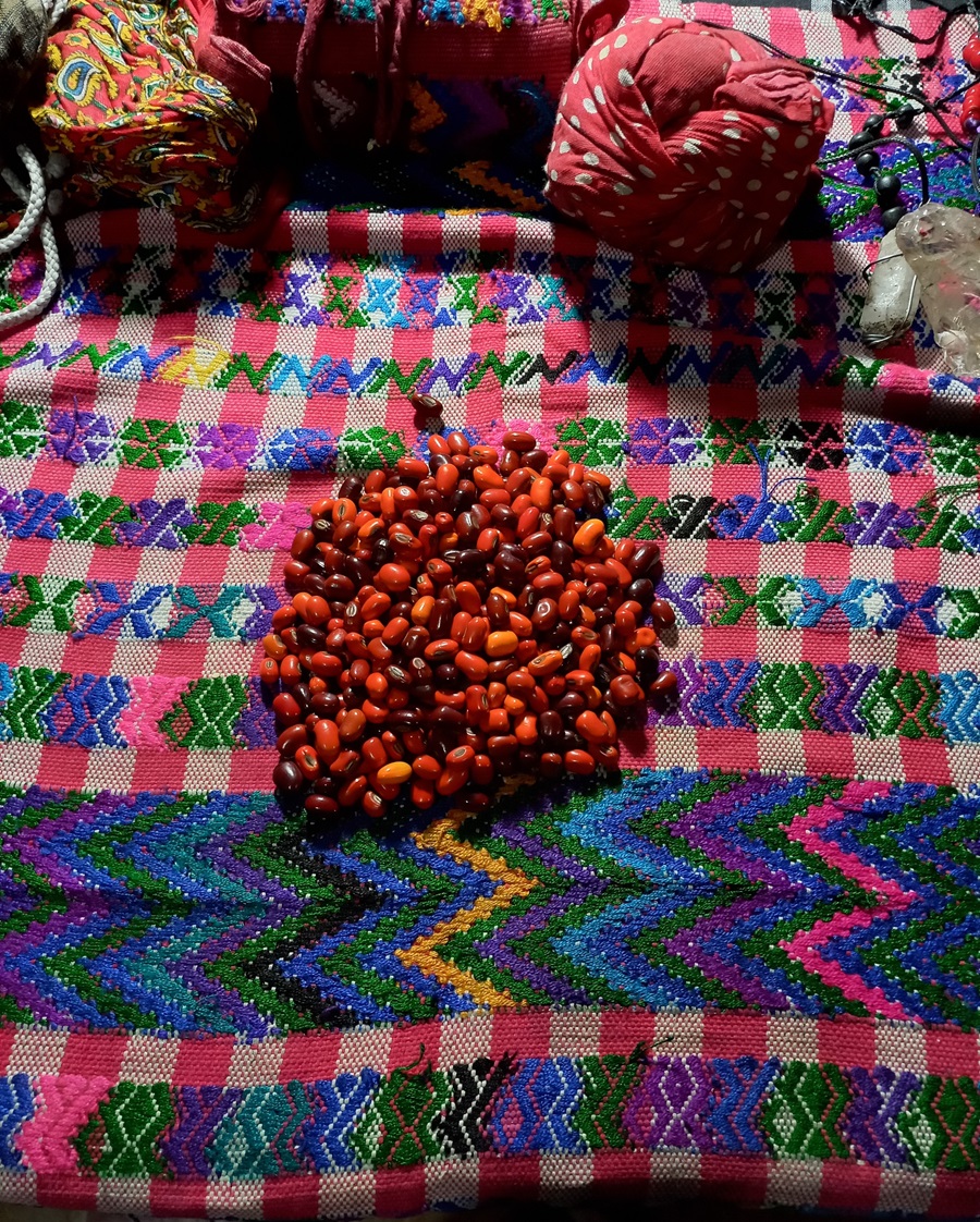 Frijoles sobre un mantel tradicional.